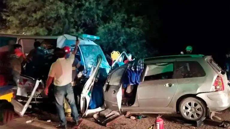 Seis muertos y cuatro heridos en un violento choque entre una ambulancia y un auto
