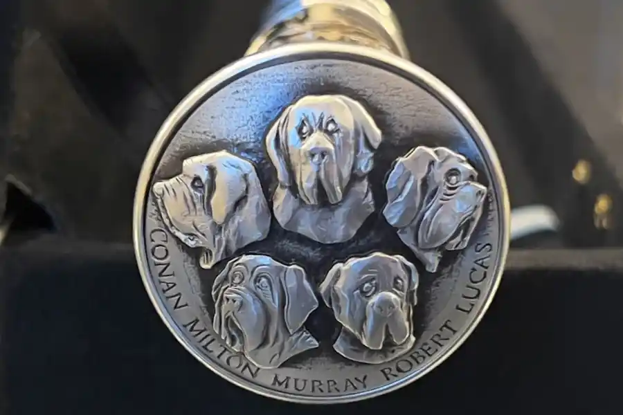 Conan, Murray, Milton, Robert y Lucas tallados en el bastón presidencial