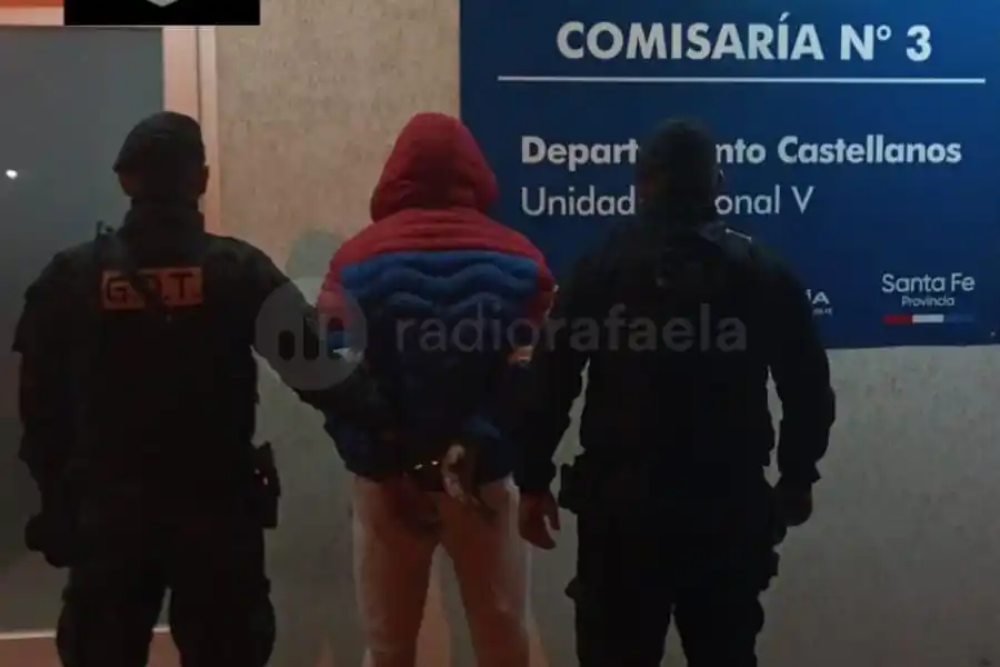 A los golpes, dejó inconsciente a su pareja y amenazó a un familiar de ella con un arma de fuego