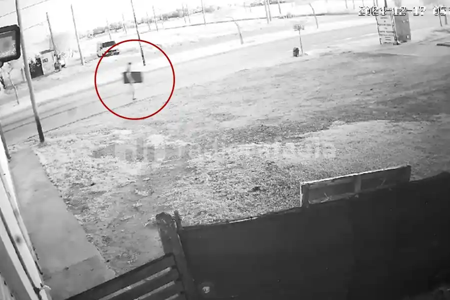 A las corridas con un televisor bajo el brazo en plena madrugada: quedó grabado en video