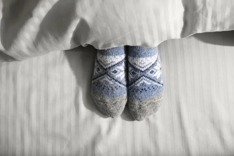 Por qué los expertos recomiendan dormir sin medias