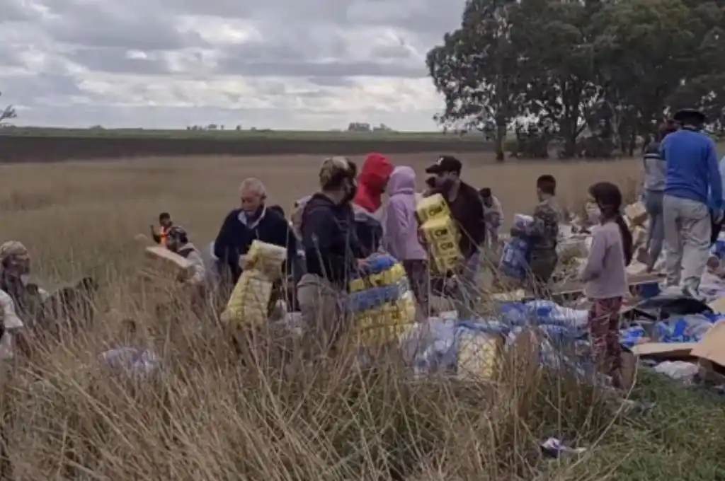 Un camión con alimentos volcó y lo saquearon