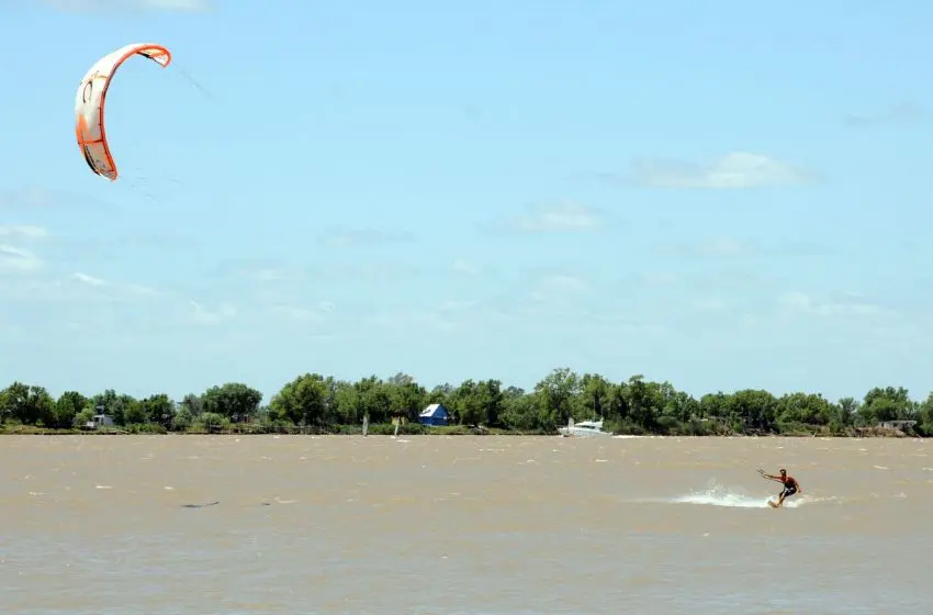 Cayó al vacío mientras practicaba kitesurf  y está grave