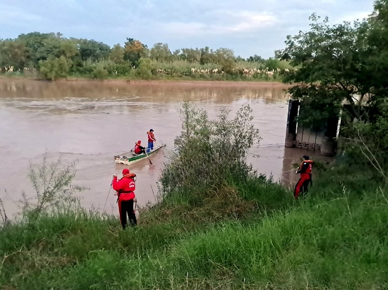 Buscan a un joven en las aguas del río Bermejo