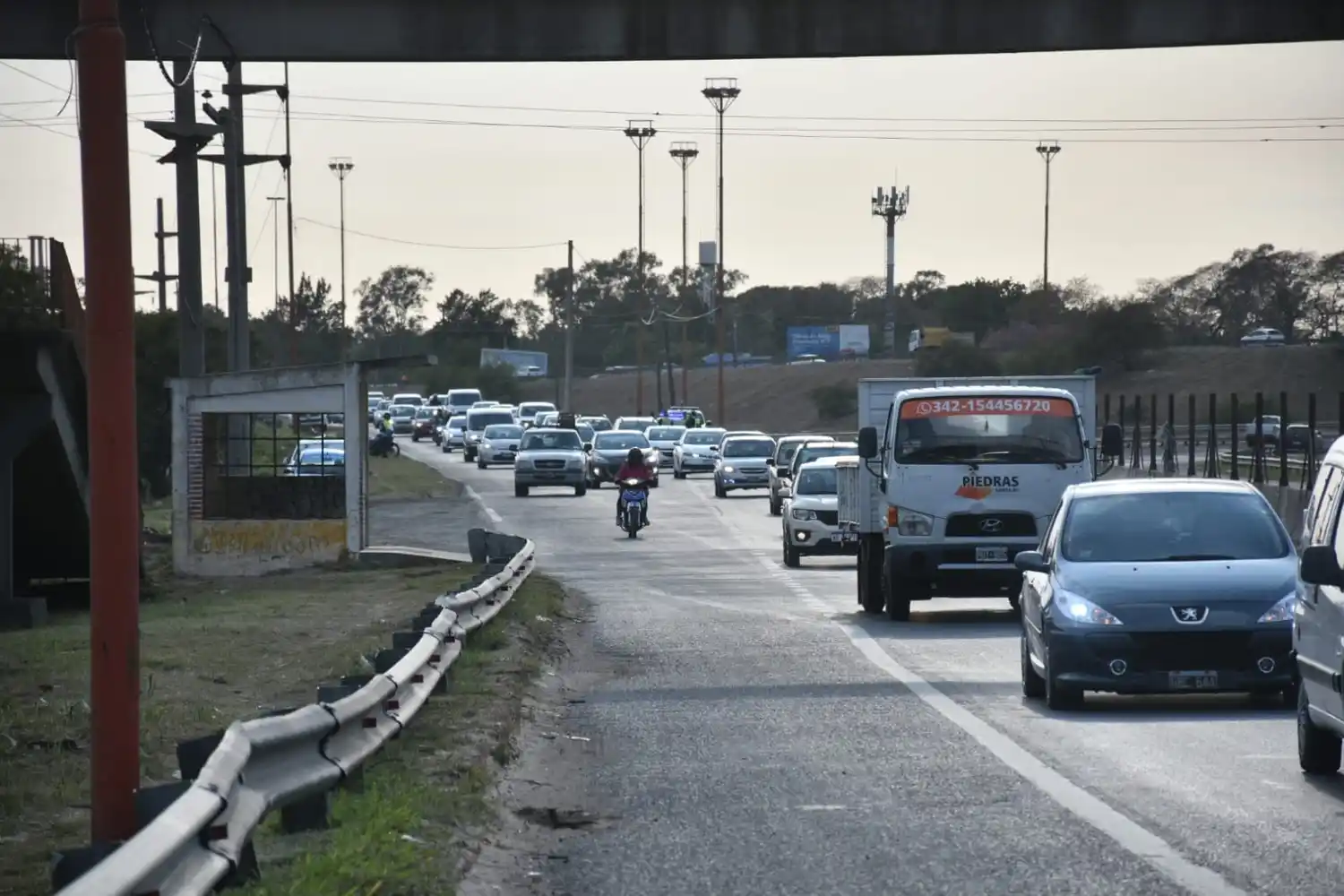 Se realiza un operativo de ordenamiento de tránsito en el acceso a la Ruta 168