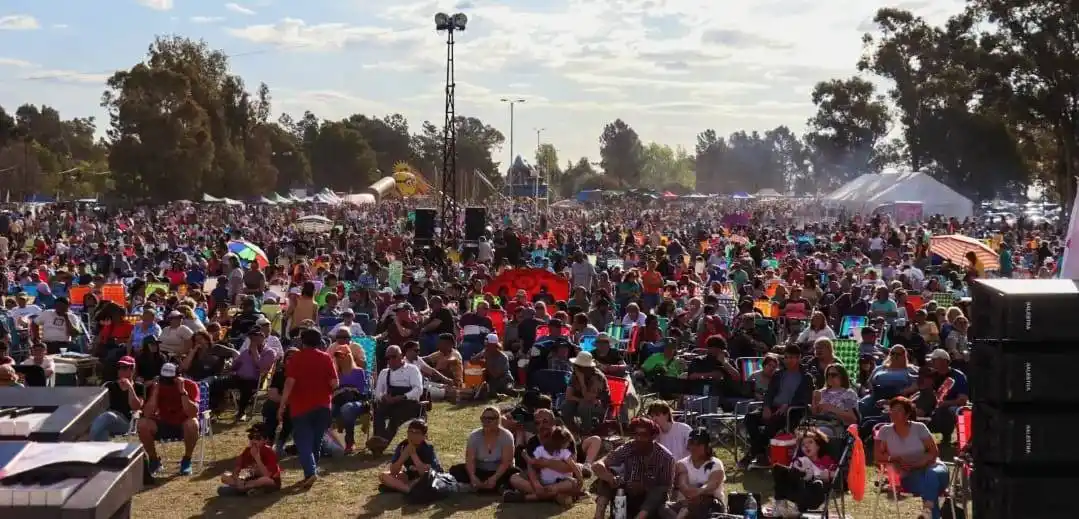 Una imagen que refleja el gran poder de convocatoria que tuvo la 10º edición en 2024. El predio se encuentra ubicado sobre la Ruta 72 de acceso al pueblo