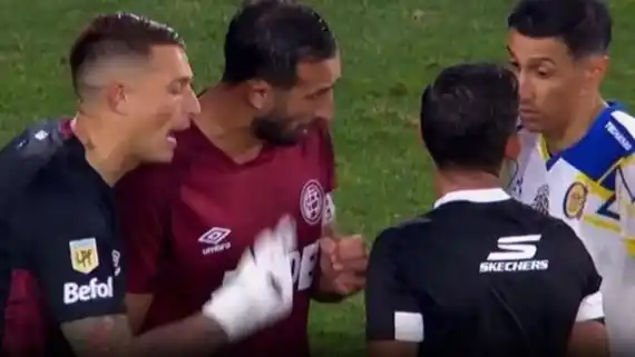 El árbitro Merlos, el gesto de Di María y la expulsión a Izquierdoz