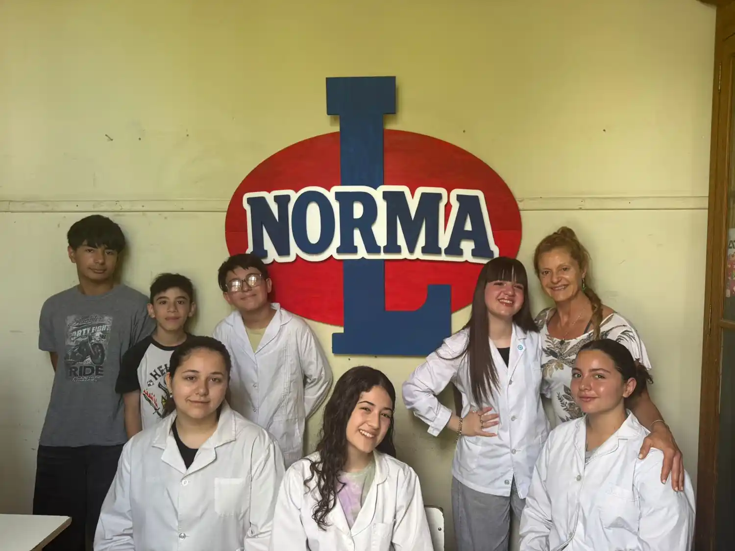 Los estudiantes que conforman el equipo de trabajo, junto a la preceptora Mariana Coto.