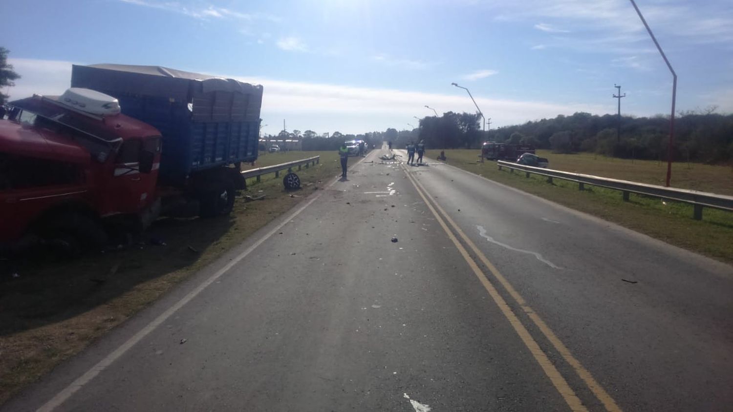 Choque frontal entre un auto y un camión en Ruta 11