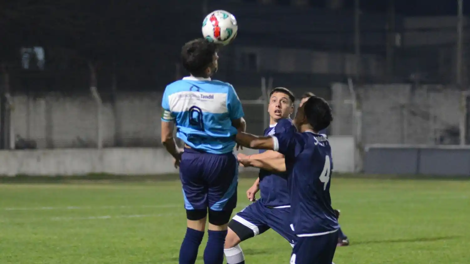 Ruiz Sánchez intenta ganar por arriba.