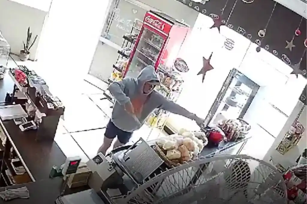 El delincuente amenazó a Griselda, la empleada.