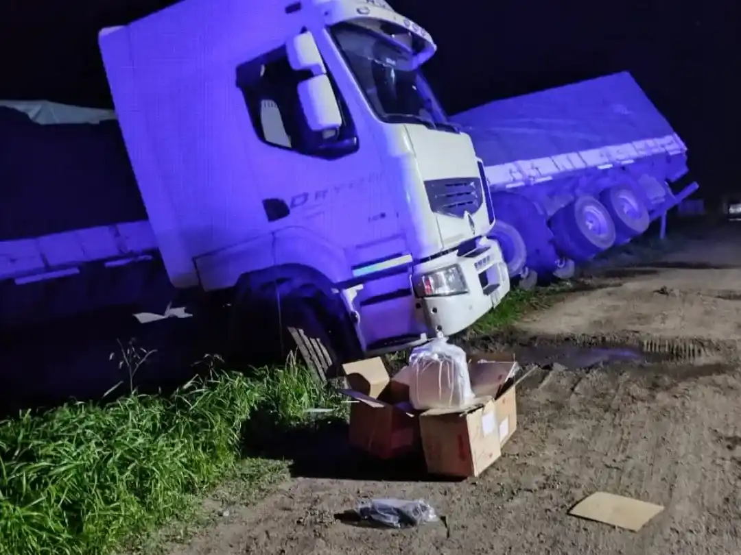 Camionero necochense volcó en Santa Fe y un hallazgo sospechoso movilizó a Gendarmería