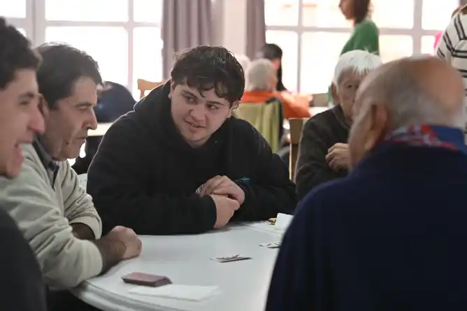 Hermoso encuentro intergeneracional en la Residencia Municipal de Larga Estadía