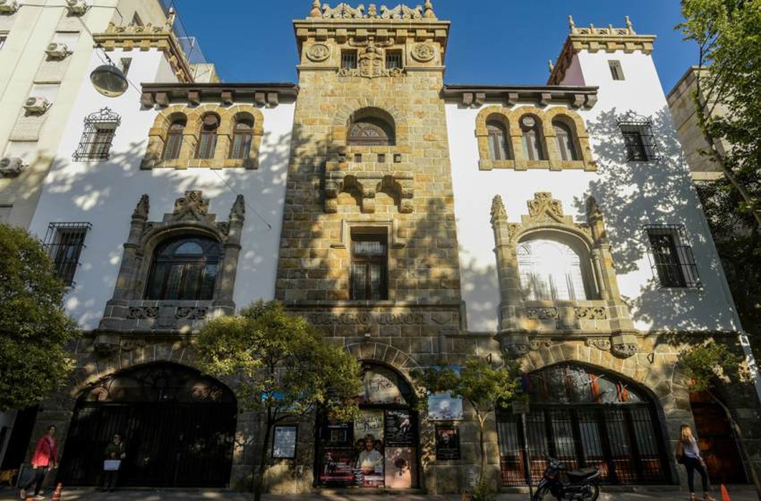 Violentaron las puertas del Teatro Colón y robaron en la boletería