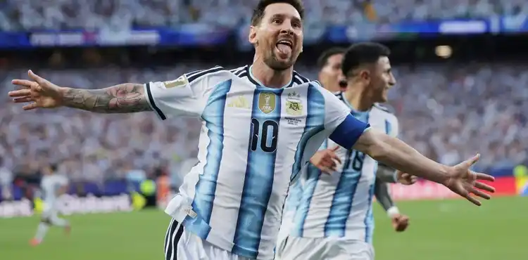 Messi sigue haciendo historia: metió los tres de Argentina y es uno de los máximos goleadores de los Mundiales