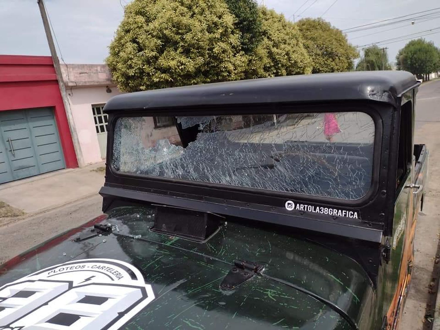 Dañaron un Jeep estacionado en la vía pública