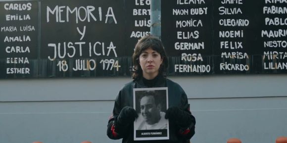 Su abuelo murió en la AMIA; su papá sobrevivió y hoy interpreta una canción por la memoria