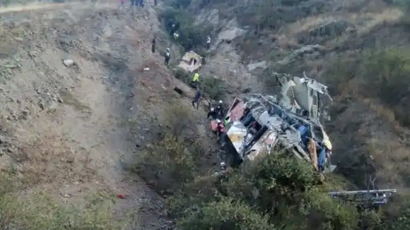 INVESTIGAN POR QUÉ VIAJABA SOLO: un venezolano de 17 años es una de las 33 víctimas del accidente de un autobús en Perú
