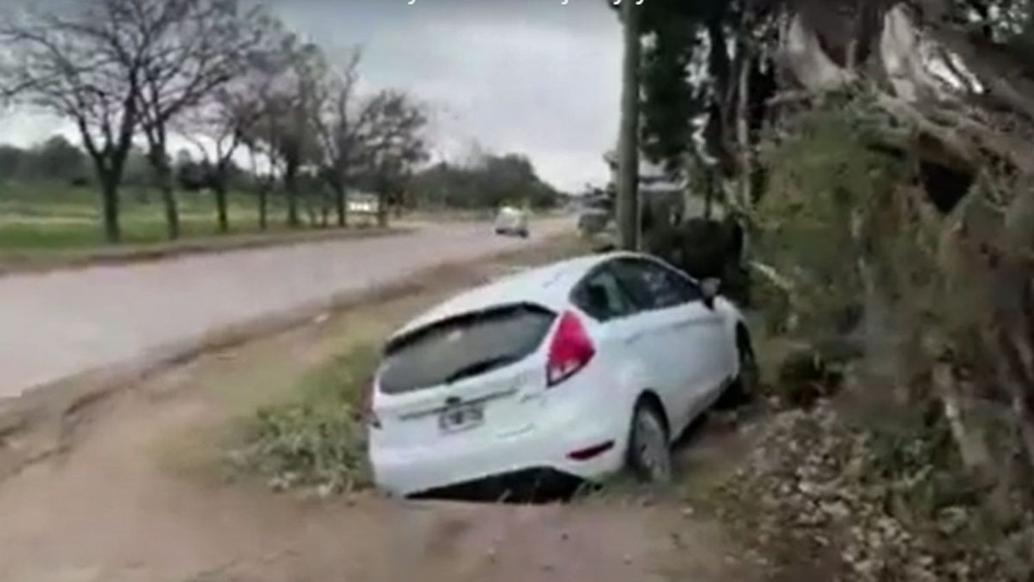 Perdió el control y terminó en un zanjón de Aristóbulo del Valle