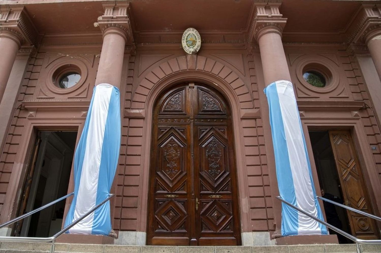 La hoja izquierda llegó afectada por el vandalismo, pero sin complicaciones estructurales. Solo piezas desprendidas y astilladas de la hoja, que pertenecían a un panel no estructural ubicado en la parte inferior de la misma. Foto: Gentileza