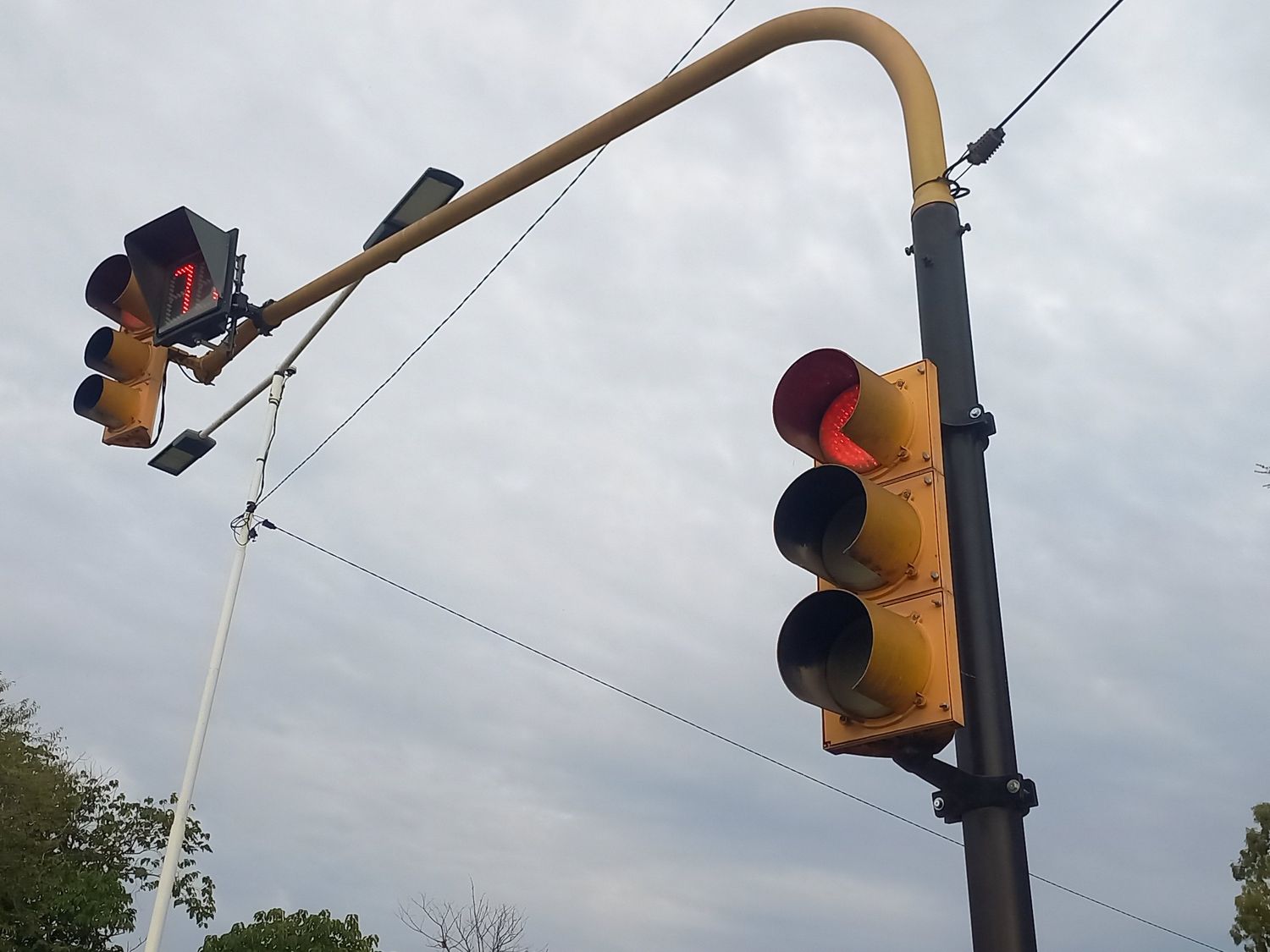Cruzar en verde, una carrera contra el reloj: vecinos reclaman por semáforos mal calibrados