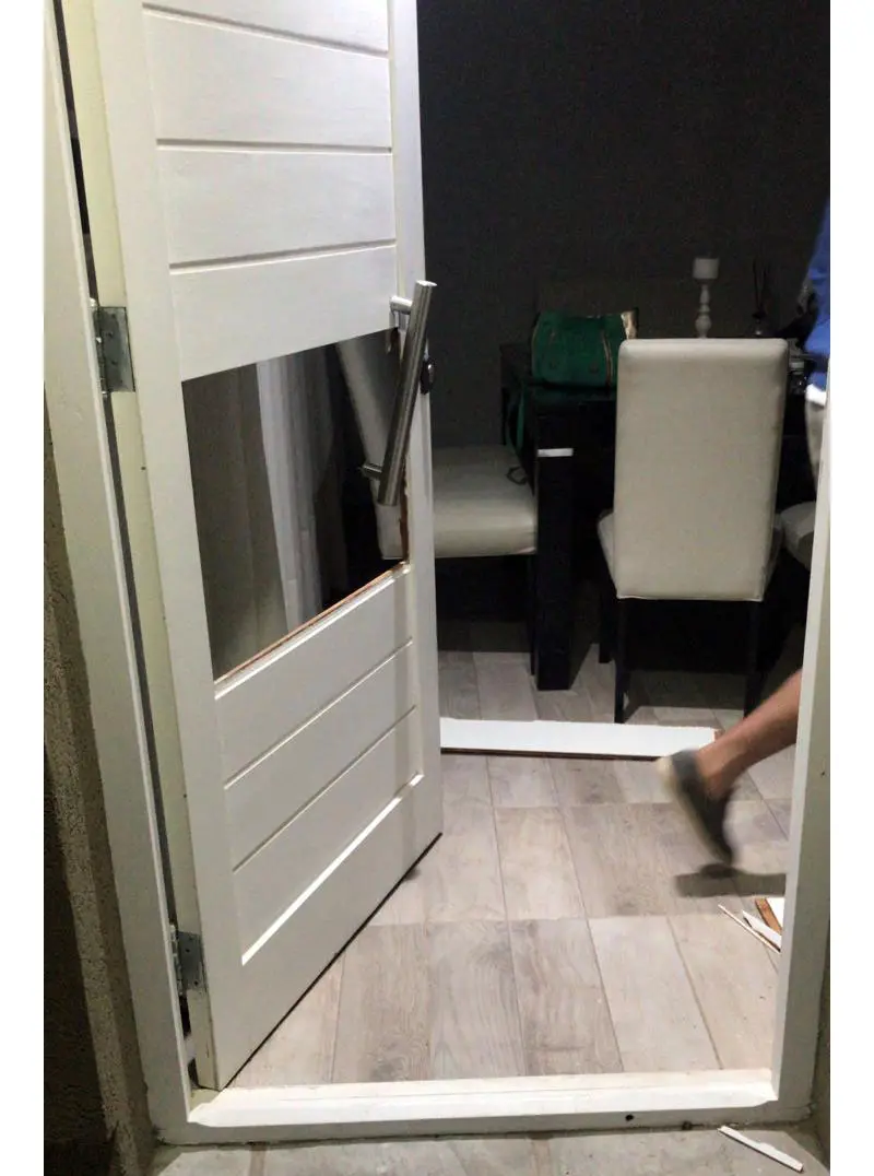 Violentaron a patadas una puerta y robaron en una casa