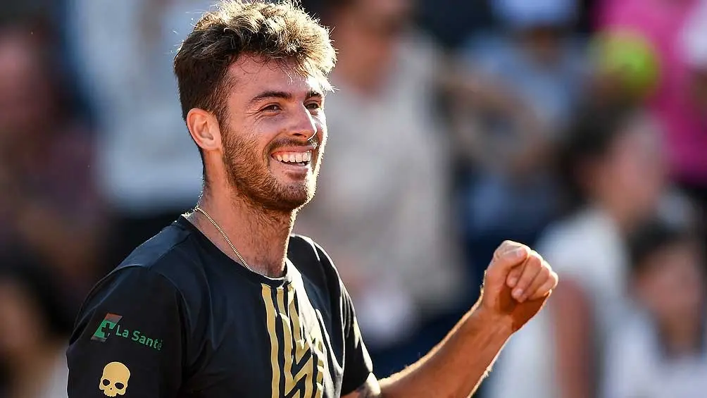 El cordobés Lóndero avanza sobre el césped de Eastbourne