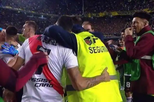Echaron al seguridad que festejó en La Bombonera con los jugadores de River