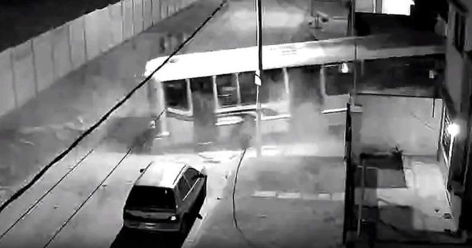 El vehículo derribó un portón y un paredón de un predio situado en ese lugar.