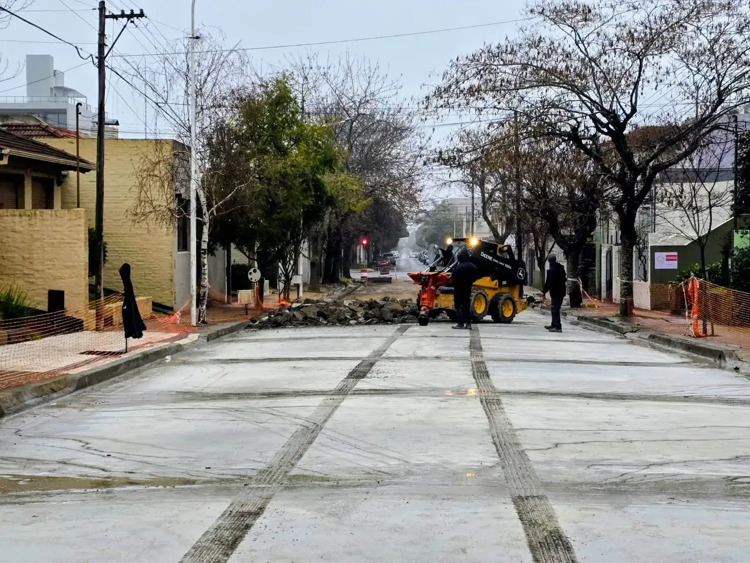 El vehículo involucrado habría atravesado distintos vallados y señalizaciones preventivas instaladas por la obra, ingresando al área de exclusión y circulando sobre el hormigón recién ejecutado.