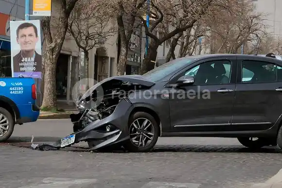 Impactante choque en pleno centro terminó con un auto destruido