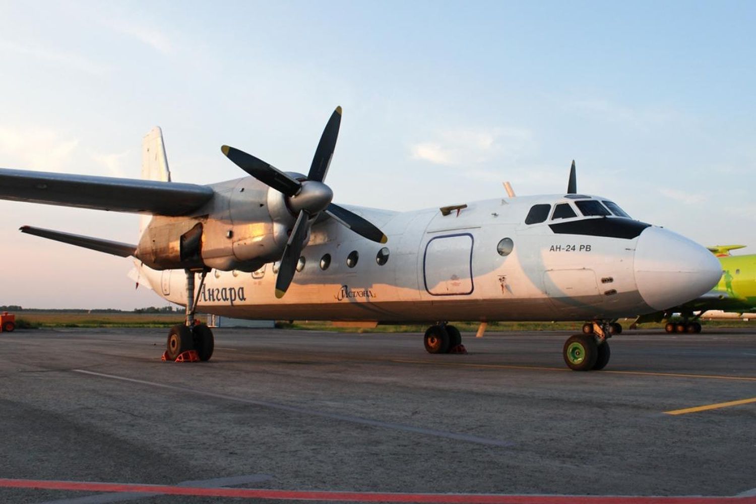 Angara Airlines - Antonov An-24 - Foto: Gleb Osokin - Russian AviaPhoto Team - Via Wikimedia Commons