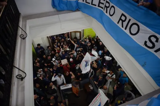 Trabajadores de Astillero tomaron el Ministerio de Economía bonaerense