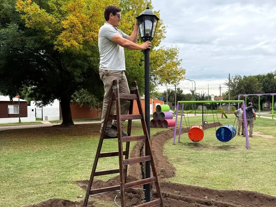 Intervención municipal en la plaza "Luis Lavelli".