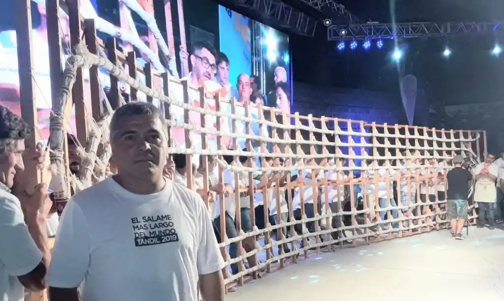 Un ebanista asumió el desafío de hacer la estructura para el salame más largo del mundo