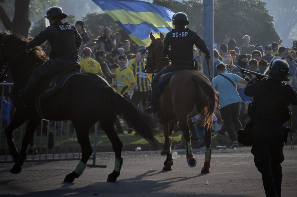 La zona del Parque Alem, donde se autoconvocaron los aficionados, fue escenario de incidentes.