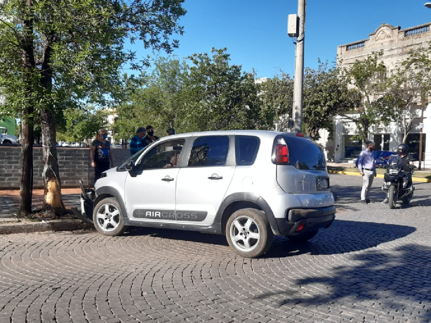 Mujer lesionada al colisionar dos automóviles