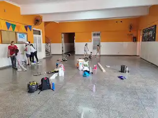 Patios y aulas, mobiliario y baños fueron los primeros objetivos de padres y madres colaboradores por la educación en la Escuela N° 6.