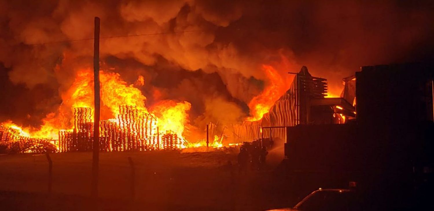 Un voraz incendio destruyó la planta de Cagnoli en el Parque Industrial