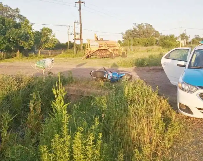 Un motociclista perdió la vida traes caer de su motocicleta 