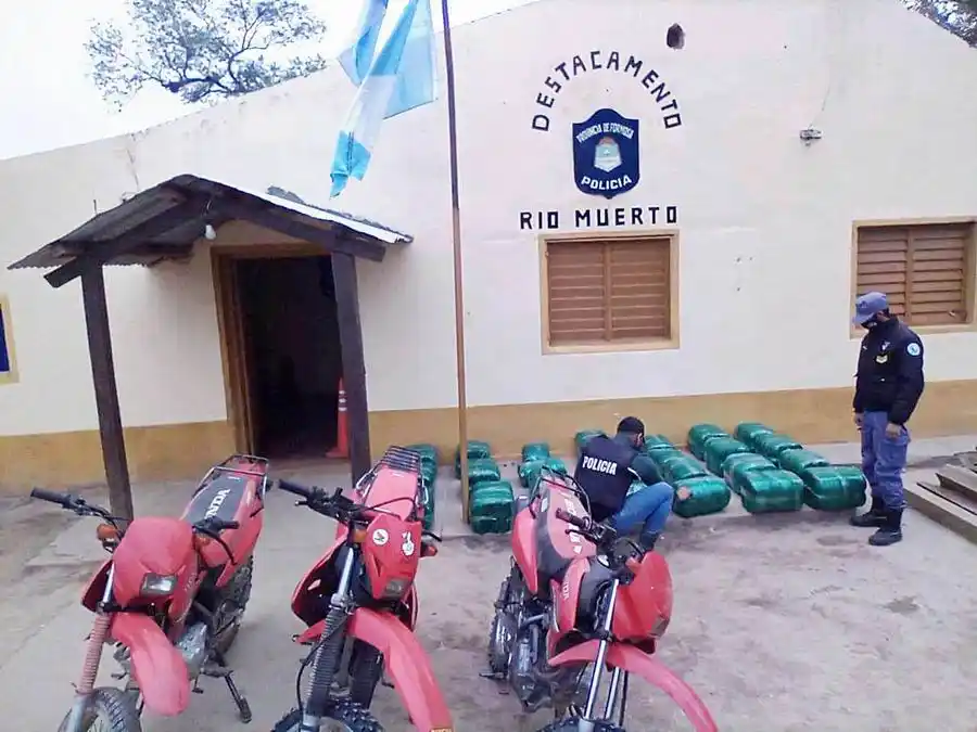 Detienen a tres hombres y secuestran más 
de 200 kilos de hojas de coca y motocicletas