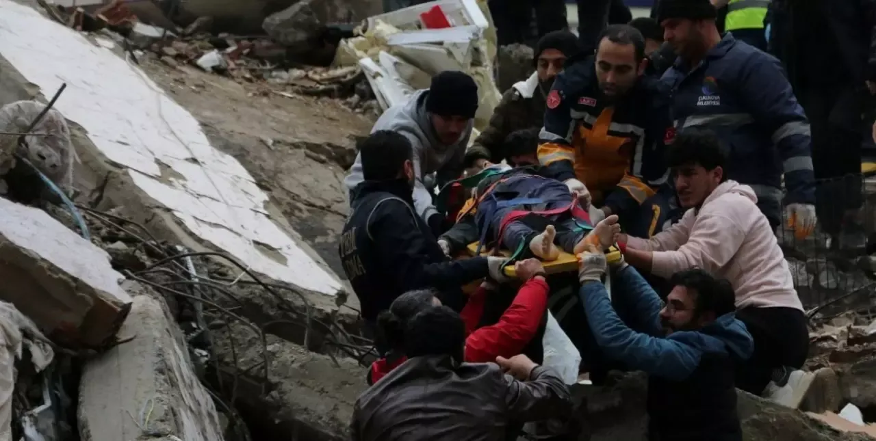 Más de 1.000 muertos y 2.300 heridos en Turquía y Siria por un terremoto