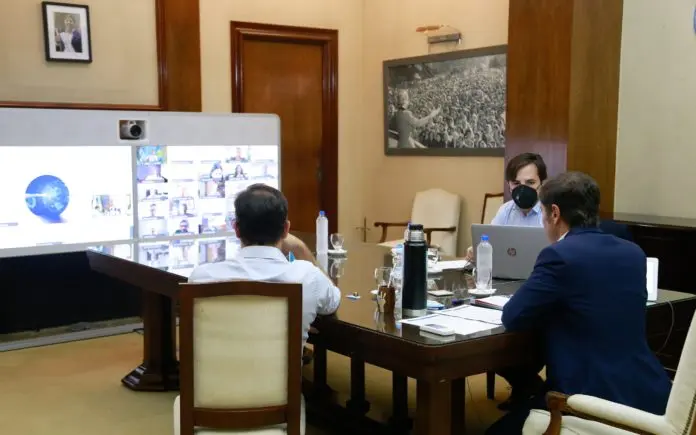 Kicillof se reunió con expertos y pidió “llamar nuevamente la atención de la sociedad”