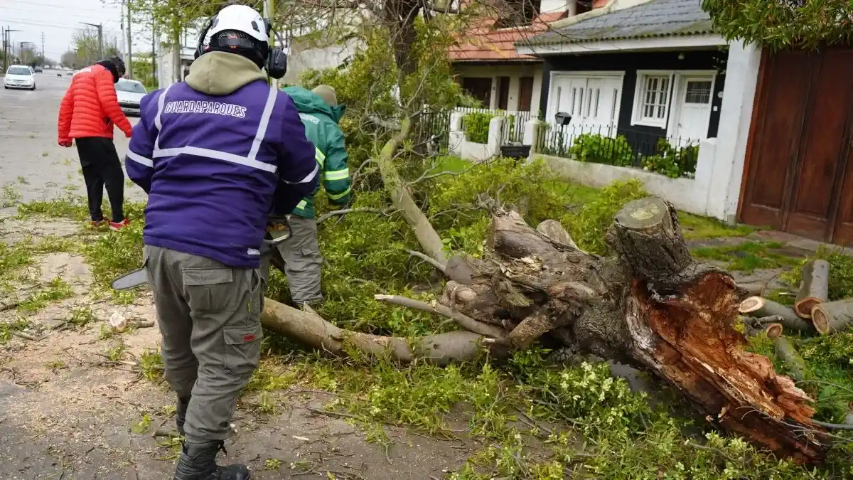 El fuerte viento hizo que el río crezca, cubriendo la calle de la ribera de agua