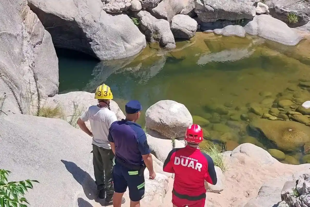 El personal de rescate está revisando minuciosamente el balneario, que cuenta con distintas profundidades