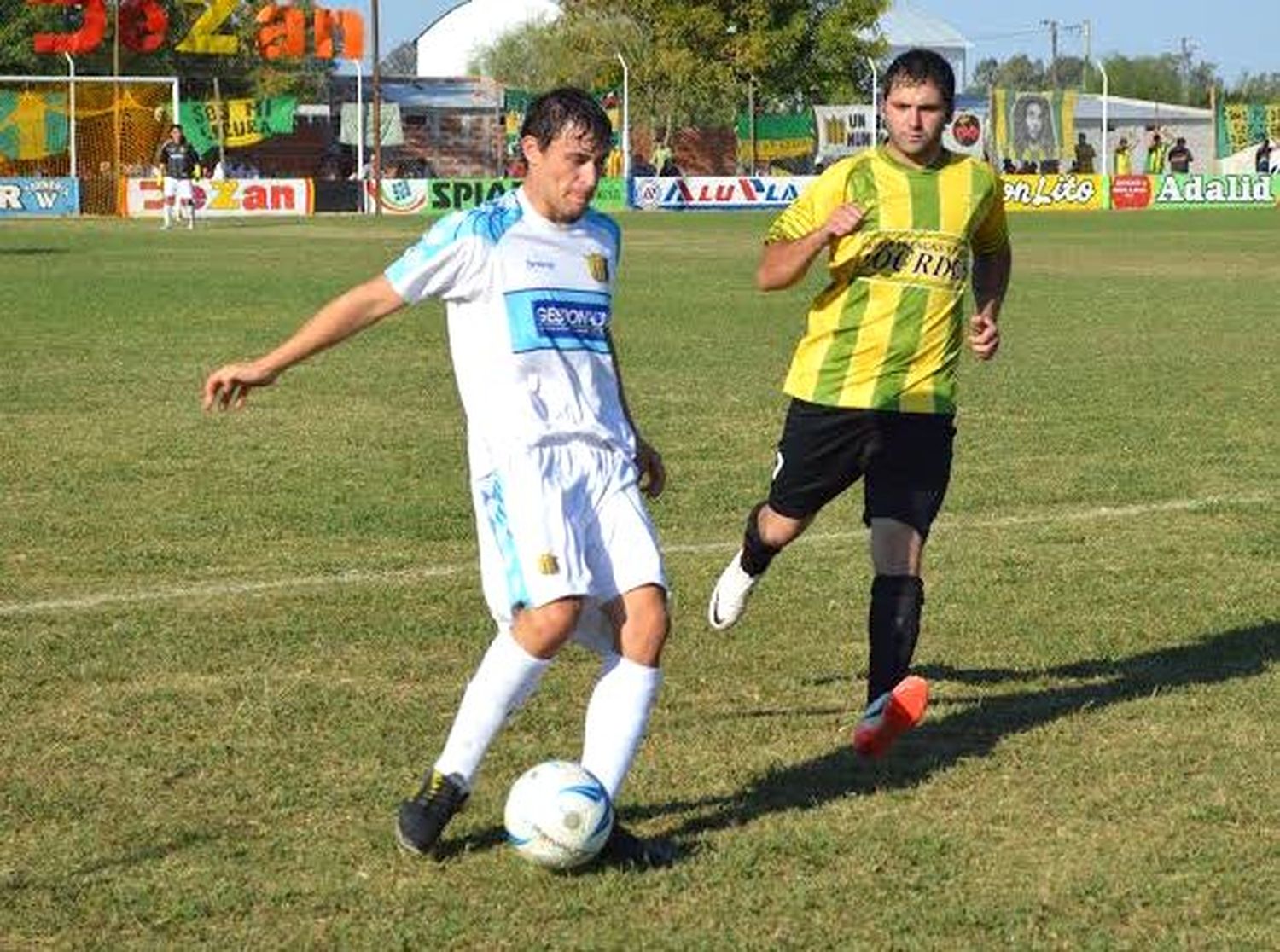 Juventud Urdinarrain goleó a Sarmiento y es puntero solo