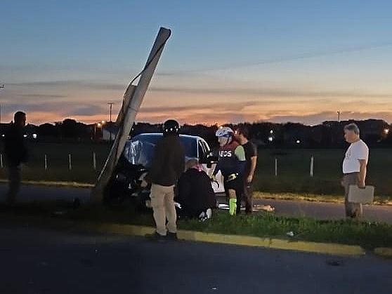 La camioneta se despistó e impactó contra un poste.