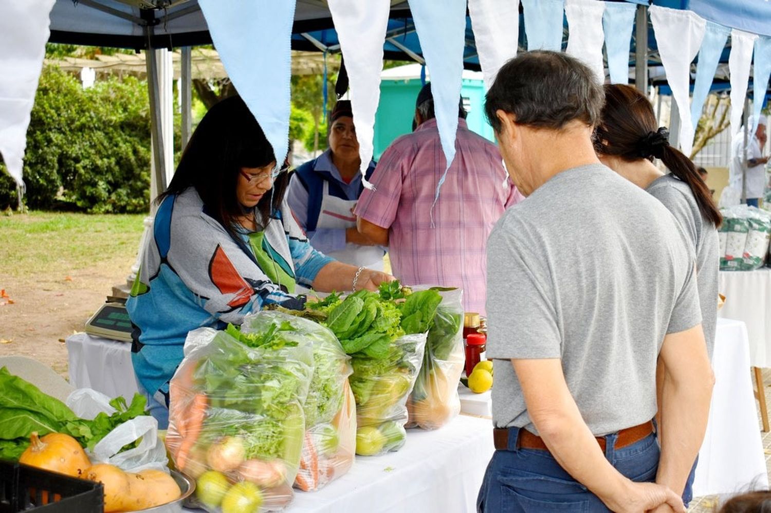 Los emprendedores locales exponen sus productos en la feria municipal 