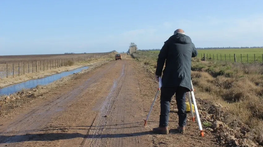 Reconstruyen sectores críticos de la red vial rural