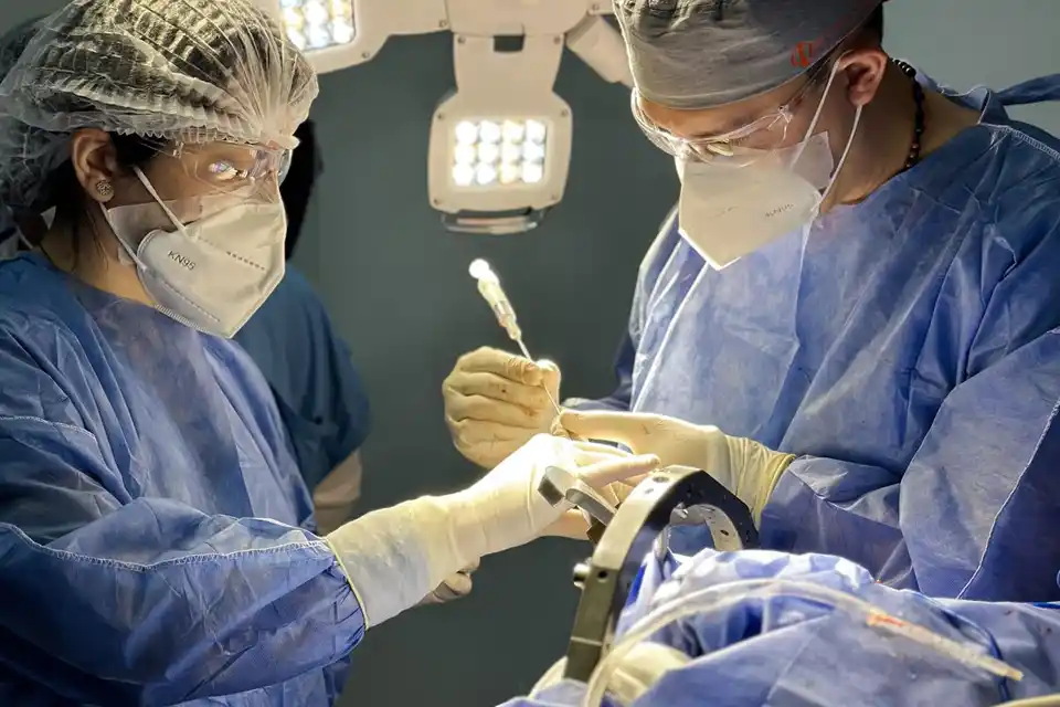 Realizaron la primera biopsia cerebral por estereotaxia